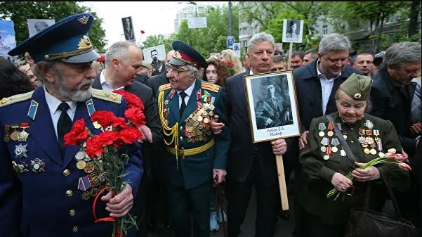 На отказ Украины праздновать День Победы 9 мая